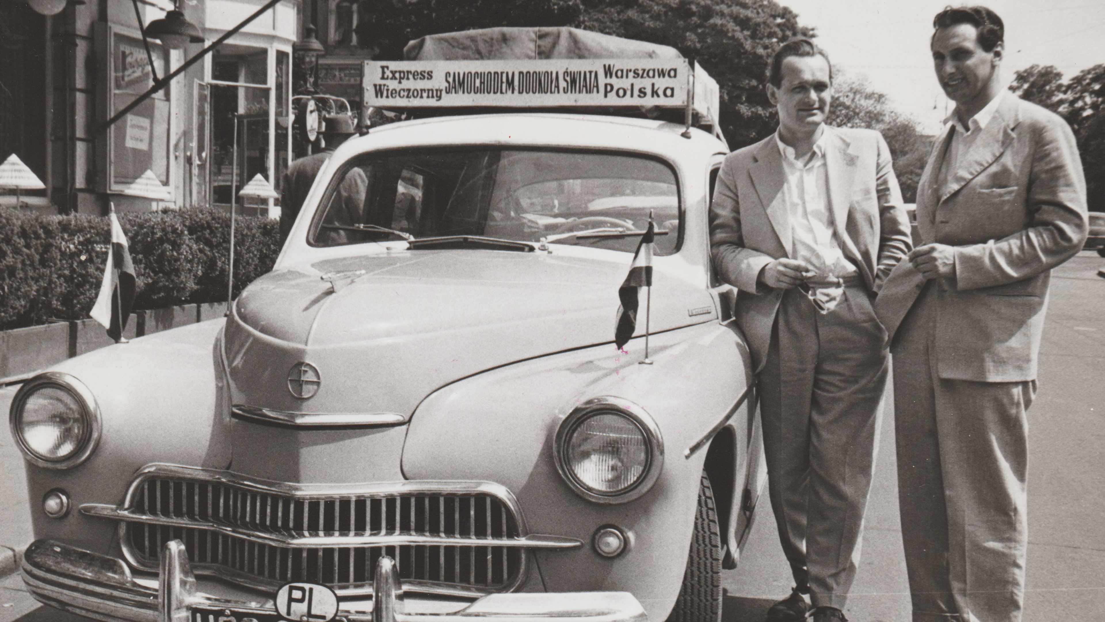 W 1957 roku Zygmunt Rzeżuchowski i Ryszard Sługocki wyruszyli z Warszawy w podróż dookoła 